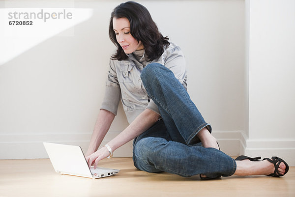 Frau mit Laptop Stock