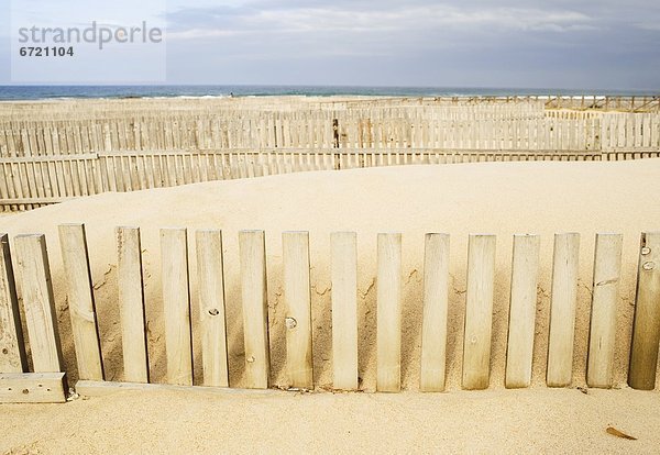 Hölzerne Zäune am Strand  Cadiz  Spanien