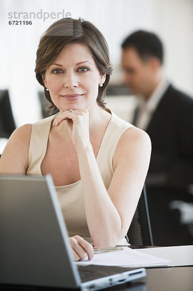 sitzend  Portrait  Geschäftsfrau  Schreibtisch  reifer Erwachsene  reife Erwachsene  Büro  Erfolg