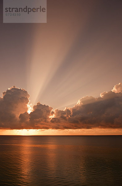 Sonnenuntergang hinter Wolken