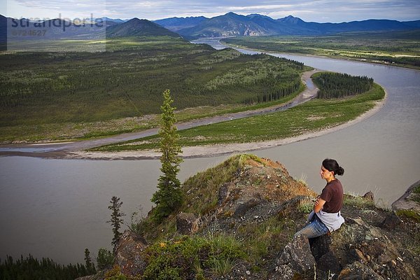 Felsbrocken  Frau  Fröhlichkeit  sitzend  Fluss  Ansicht  Yukon