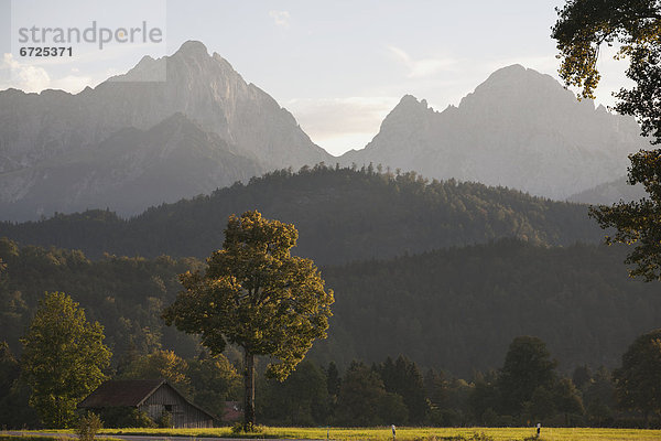 Berg  Sonnenuntergang  Baum  Hügel  Hintergrund  Feld  Scheune