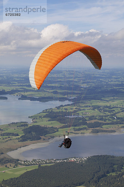 fliegen  fliegt  fliegend  Flug  Flüge  über  See  Feld  unterhalb