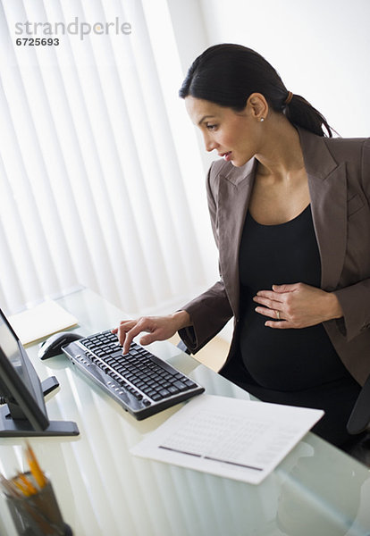 Geschäftsfrau  Computer  arbeiten  Schwangerschaft