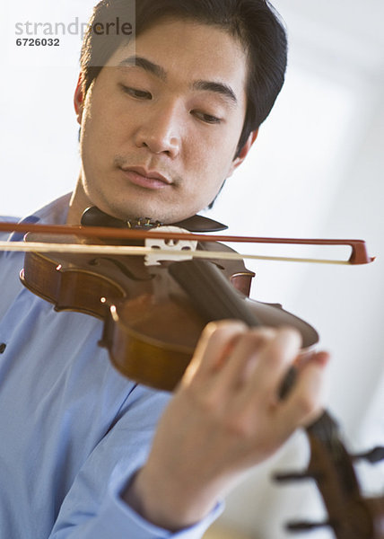 Mann  spielen  Geige