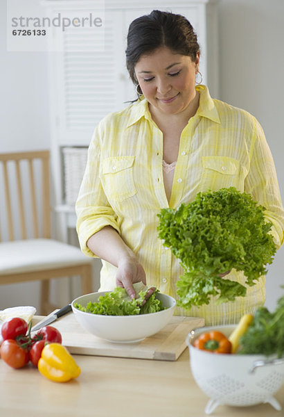 Frau Vorbereitung einen Salat