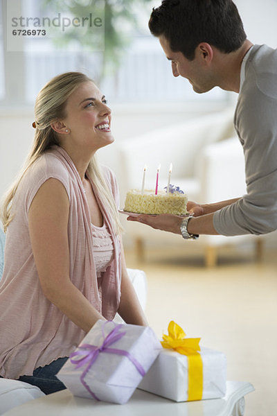 Mann geben Geburtstagskuchen zu Frau