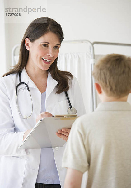 Junge - Person  Zimmer  Arzt  jung  Untersuchung