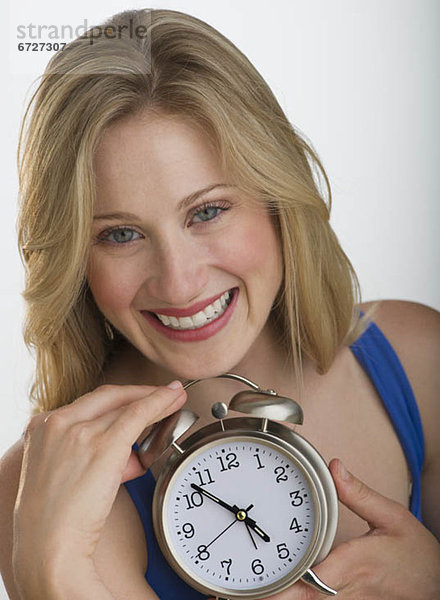 blond  Frau  Fröhlichkeit  halten  Uhr  alarmieren