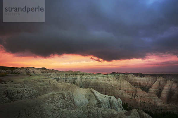 Vereinigte Staaten von Amerika USA Nationalpark Berg grau Wolke Sonnenuntergang über Steppe South Dakota dicht