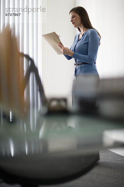 Frau in office