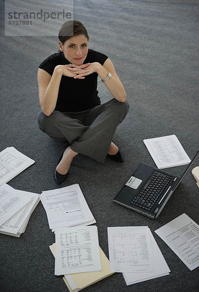 sitzend  Frau  Boden  Fußboden  Fußböden  Notebook  Dokument