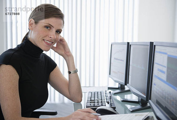 sitzend  Frau  Computer  Schreibtisch  Büro