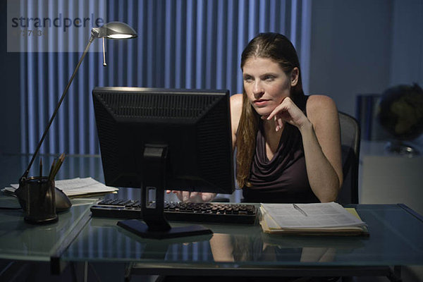 Weiblich working spät in office