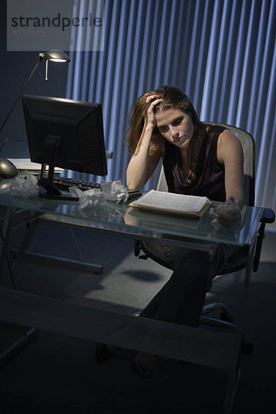 Frau  Erschöpfung  arbeiten  spät  Büro