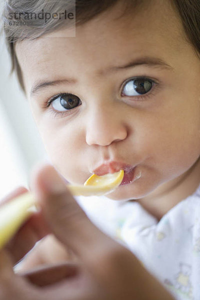 Löffel  Kunststoff  essen  essend  isst  Mädchen  Baby