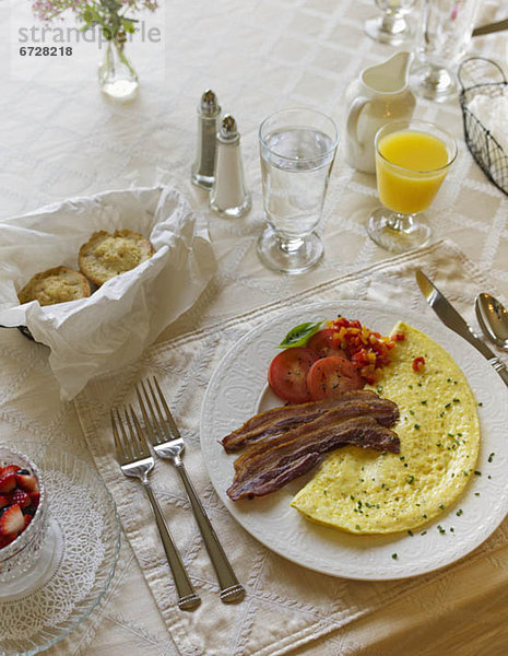 Omelett  Tisch  Schinkenspeck  Frühstück