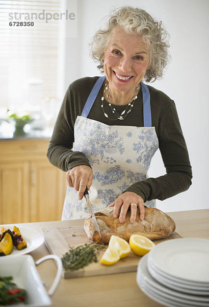 Vereinigte Staaten von Amerika USA Senior Senioren Portrait Frau Lebensmittel Vorbereitung Küche