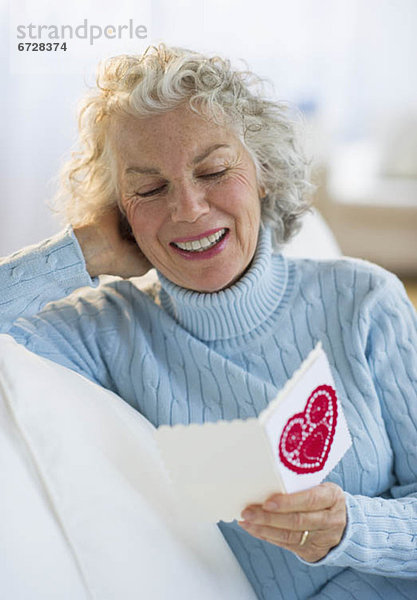 Vereinigte Staaten von Amerika USA Senior Senioren Frau Zimmer Valentinstag Wohnzimmer Karte vorlesen
