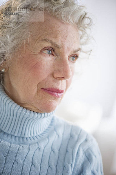 Senior  Senioren  Frau  lächeln  Nachdenklichkeit