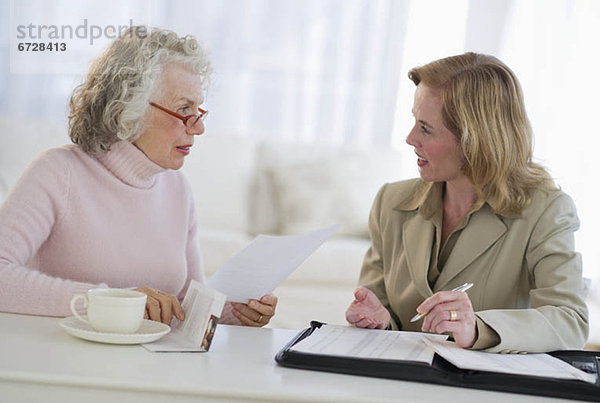 Vereinigte Staaten von Amerika USA Senior Senioren Frau sprechen Finanzen Rat zu Hause