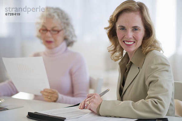 Vereinigte Staaten von Amerika USA Senior Senioren Portrait Frau Finanzen Rat zu Hause