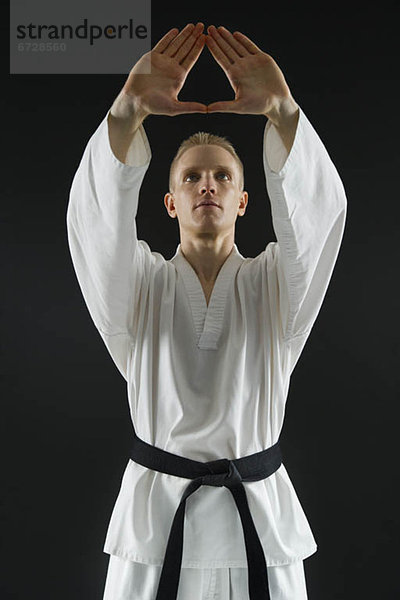 Mann  schwarz  Hintergrund  zeigen  jung  Karate