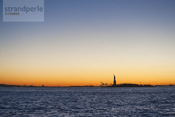 Fischereihafen  Fischerhafen  Vereinigte Staaten von Amerika  USA  New York City  Freiheit  Silhouette  Hintergrund  Statue