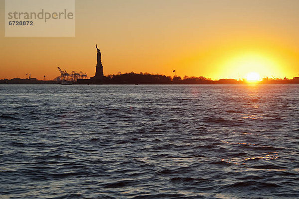 Fischereihafen  Fischerhafen  Vereinigte Staaten von Amerika  USA  New York City  Freiheit  Silhouette  Hintergrund  Statue