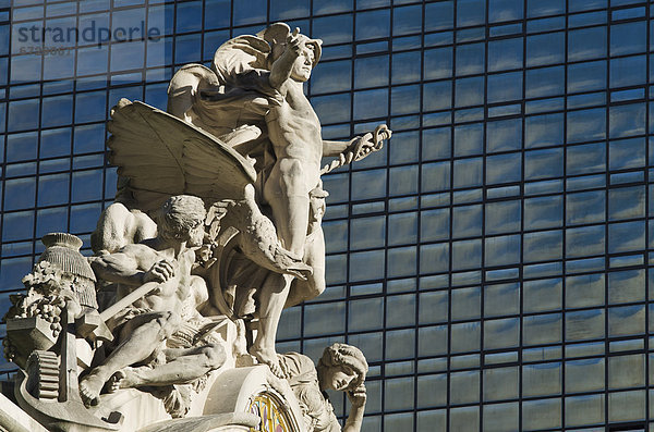 Vereinigte Staaten von Amerika  USA  New York City  Skulptur  Ehrfurcht  hoch  oben  Fassade  Mittelpunkt  Haltestelle  Haltepunkt  Station