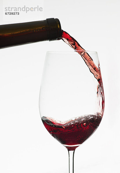 hoch oben nahe Glas eingießen einschenken Wein Rotwein