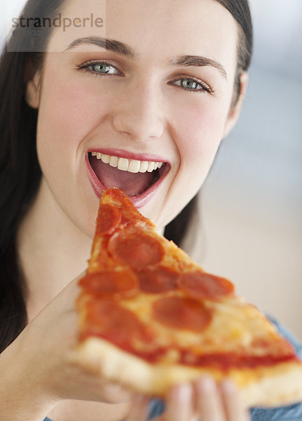 Portrait  Frau  lächeln  jung  Pizza  essen  essend  isst