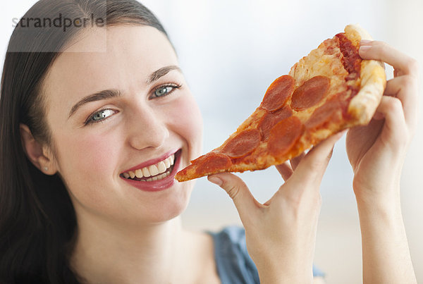 Portrait  Frau  lächeln  jung  Pizza  essen  essend  isst