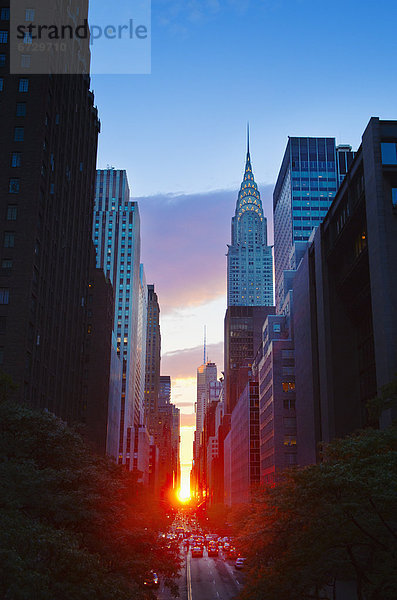 Vereinigte Staaten von Amerika  USA  New York City  Sonnenuntergang  Gebäude  Straße  Chrysler