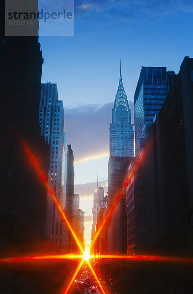 Vereinigte Staaten von Amerika  USA  New York City  Sonnenuntergang  Gebäude  Straße  Chrysler