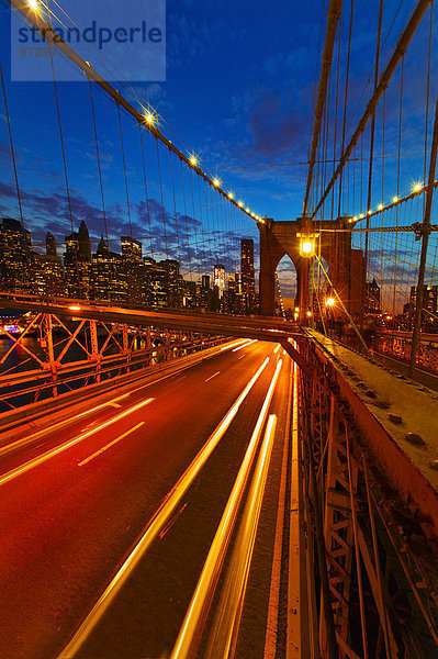 Vereinigte Staaten von Amerika  USA  New York City  folgen  Beleuchtung  Licht  Brücke  Brooklyn  Abenddämmerung