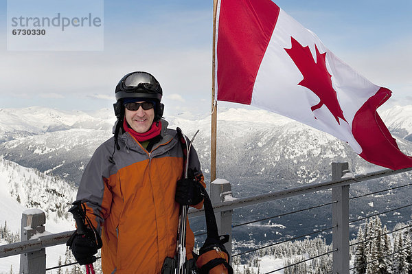 nebeneinander  neben  Seite an Seite  Skifahrer  Balkon  Fahne  Urlaub  Ski  kanadisch