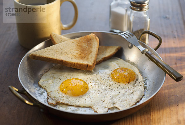 Gebratene Eier mit toast
