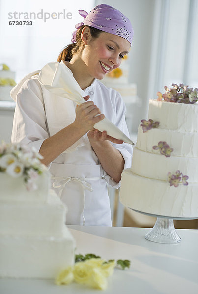 junge Frau junge Frauen Fröhlichkeit Hochzeit Kuchen schmücken