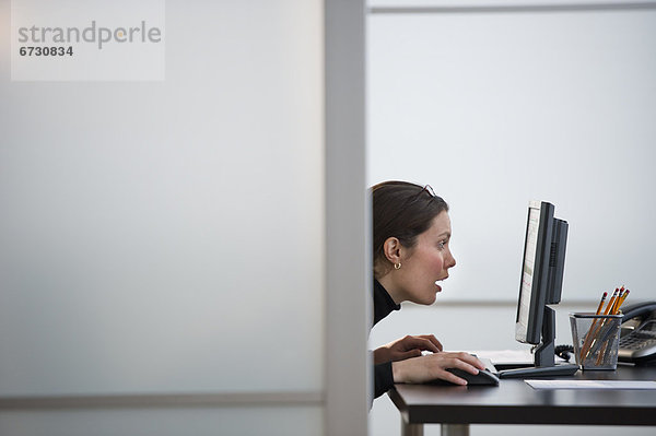 Portrait einer jungen Frau in office