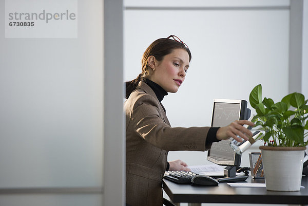 Portrait einer jungen Frau in office