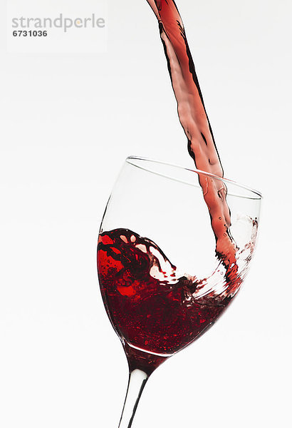 hoch oben nahe Glas eingießen einschenken weiß Rotwein Hintergrund