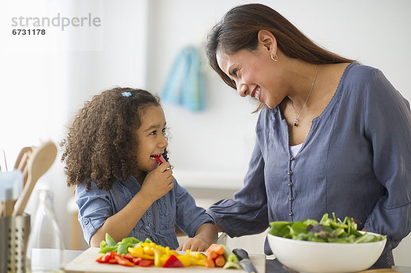 Vereinigte Staaten von Amerika USA Lebensmittel Vorbereitung Küche Tochter 5-9 Jahre 5 bis 9 Jahre Mutter - Mensch