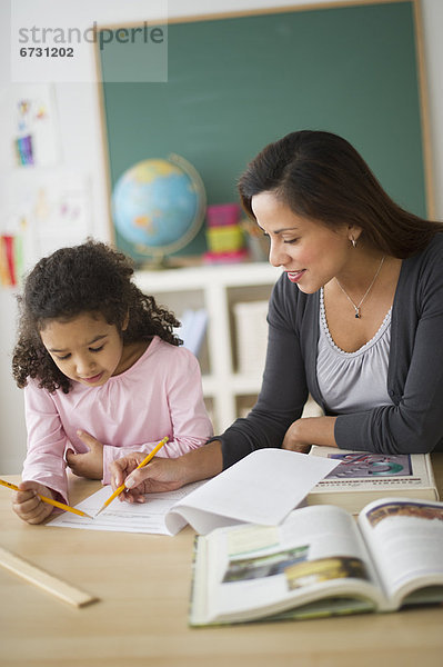 Vereinigte Staaten von Amerika  USA  sitzend  Schreibtisch  Lehrer  Klassenzimmer  5-9 Jahre  5 bis 9 Jahre  Mädchen  Jersey City  New Jersey