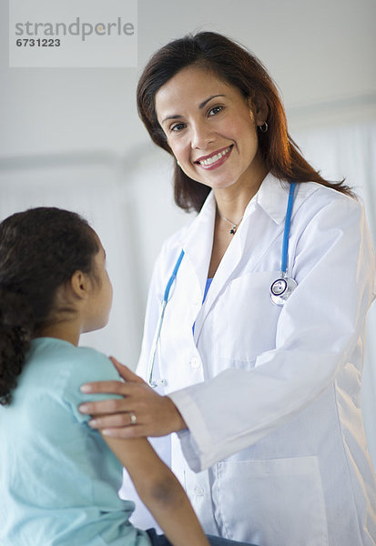 Vereinigte Staaten von Amerika  USA  Büro  5-9 Jahre  5 bis 9 Jahre  Kinderarzt  Arzt  Mädchen  Untersuchung  Jersey City  New Jersey