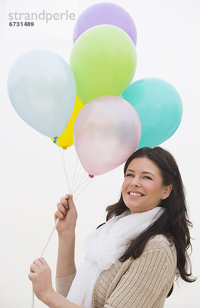 Frau  lächeln  Luftballon  Ballon  Bündel  halten  jung