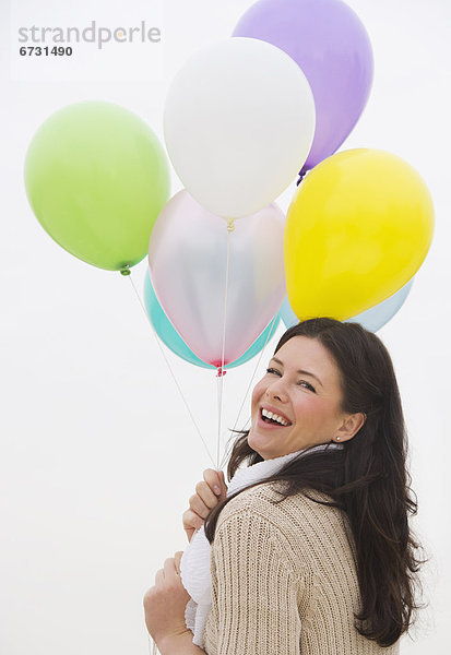 Frau  lachen  Luftballon  Ballon  Bündel  halten  jung