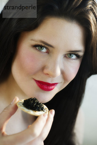 Portrait  Frau  Mittagspause  Pause  jung  essen  essend  isst  Kaviar