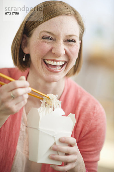 Vereinigte Staaten von Amerika USA Frau Lebensmittel chinesisch ausführen essen essend isst