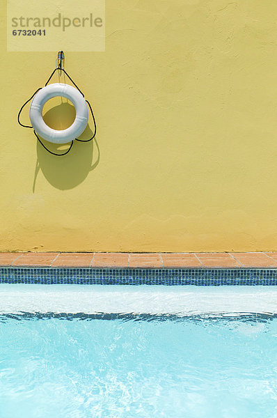 Wand gelb hängen Schwimmbad